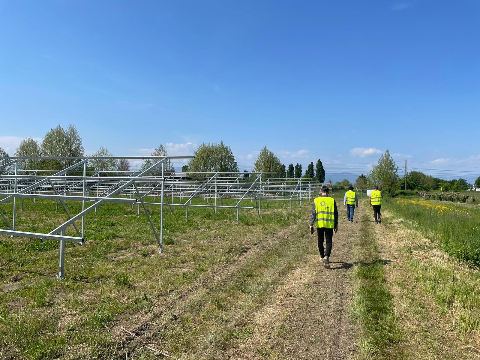 Squadra tecnica PV Services durante un intervento su un impianto fotovoltaico a terra
