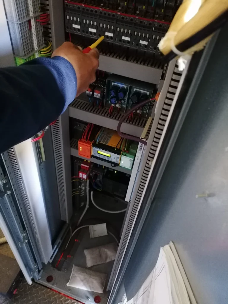 Manutenzione del quadro elettrico di un impianto fotovoltaico industriale