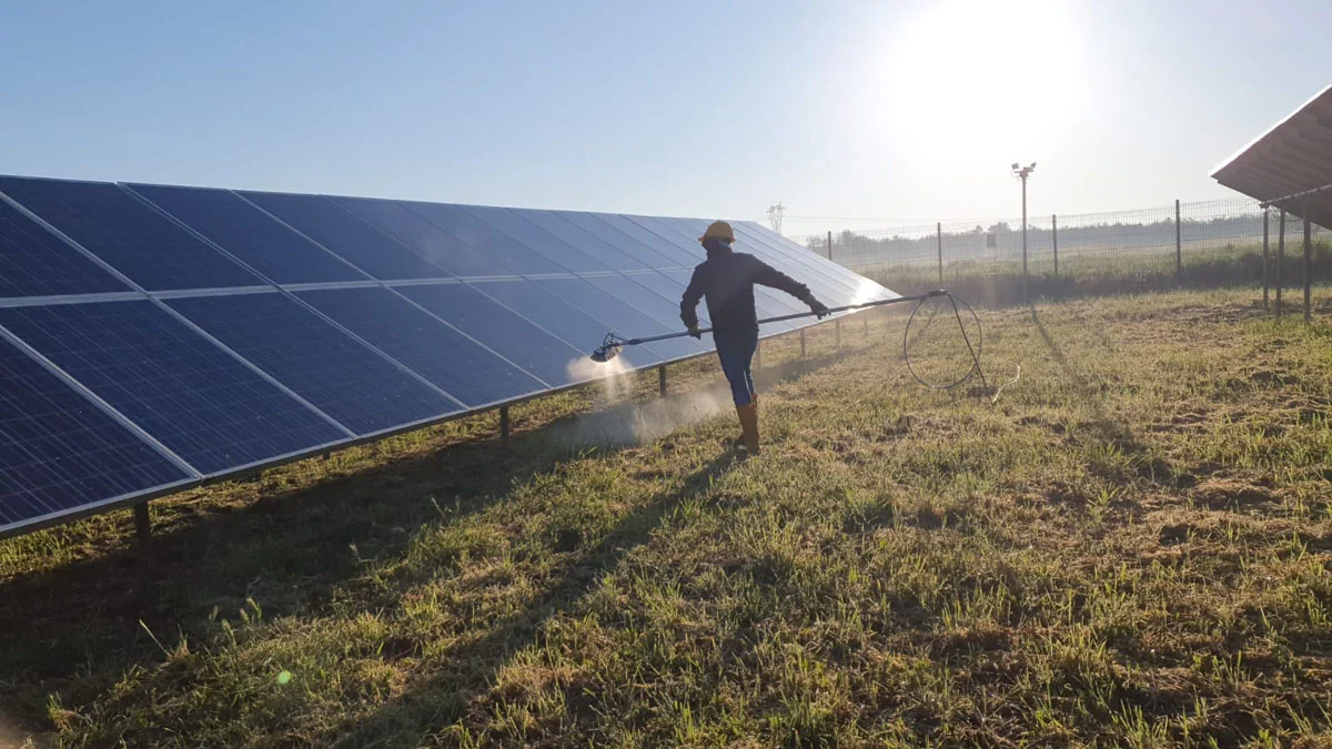 Pulizia professionale di pannelli fotovoltaici con lavaggio ad acqua