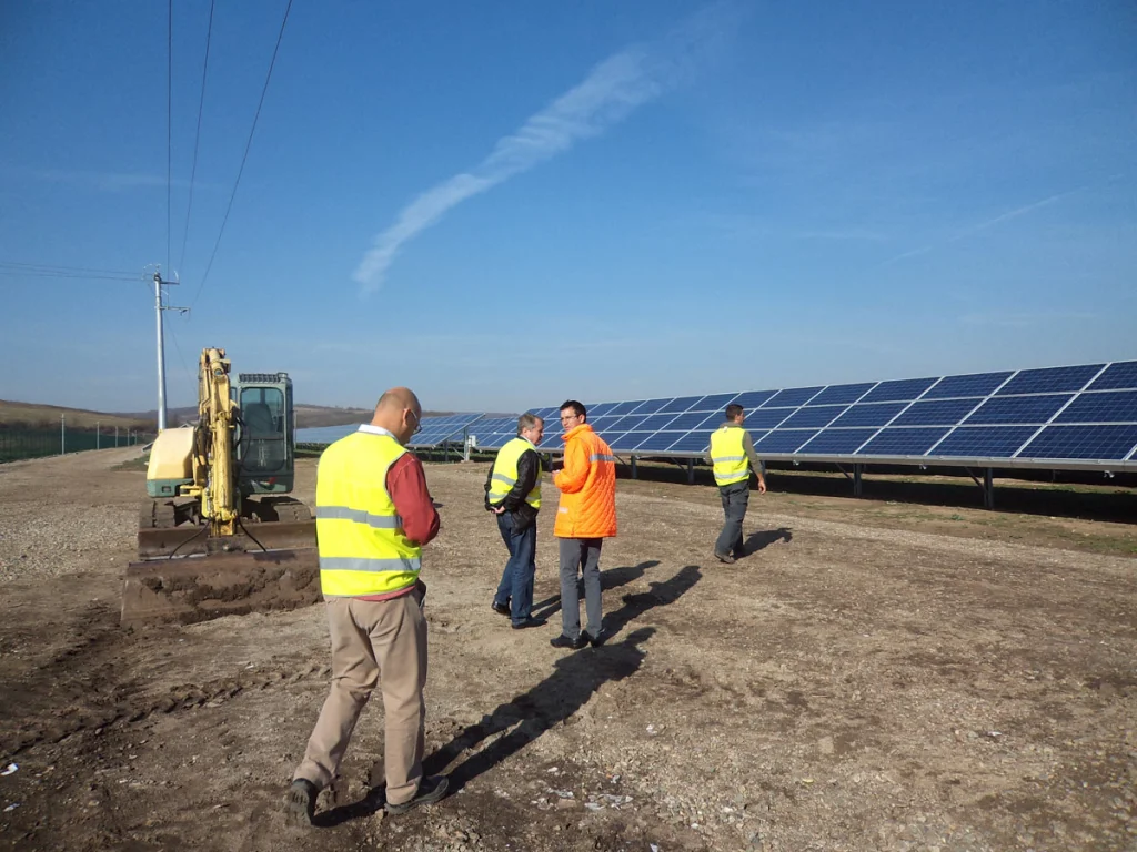 Squadra tecnica PV Services durante un intervento su un impianto fotovoltaico a terra