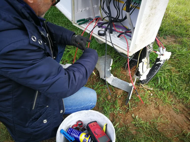 Riparazione di una cassetta di stringa su un impianto fotovoltaico